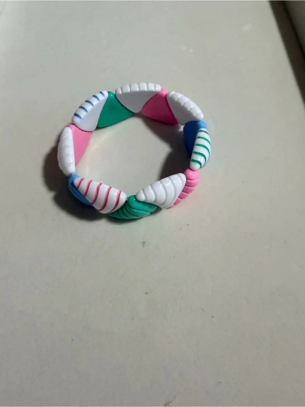 80’s Colorful Shell-Style Resin Stretch Bracelet - Pink, Blue, White, Green